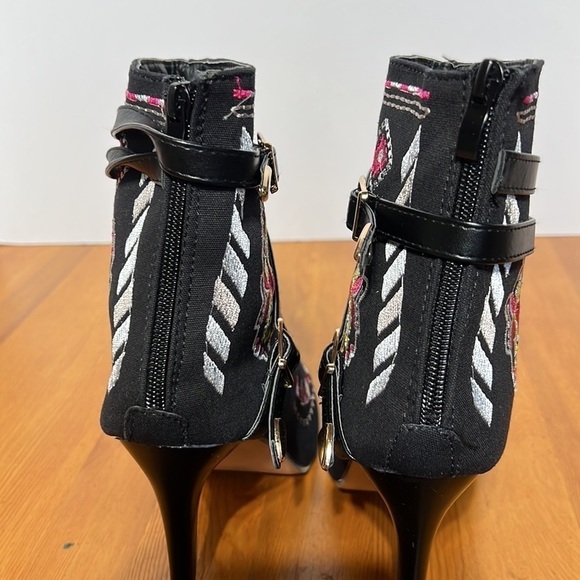 Embroidered stiletto black ankle booties. Size 39. NWOT. - Picture 5 of 6